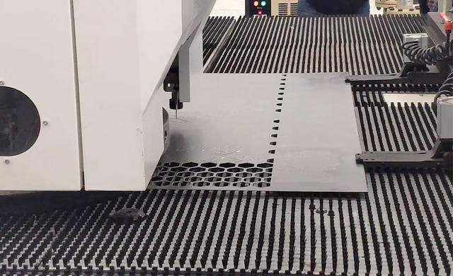Máquina perfurada da produção do metal no processo de produção