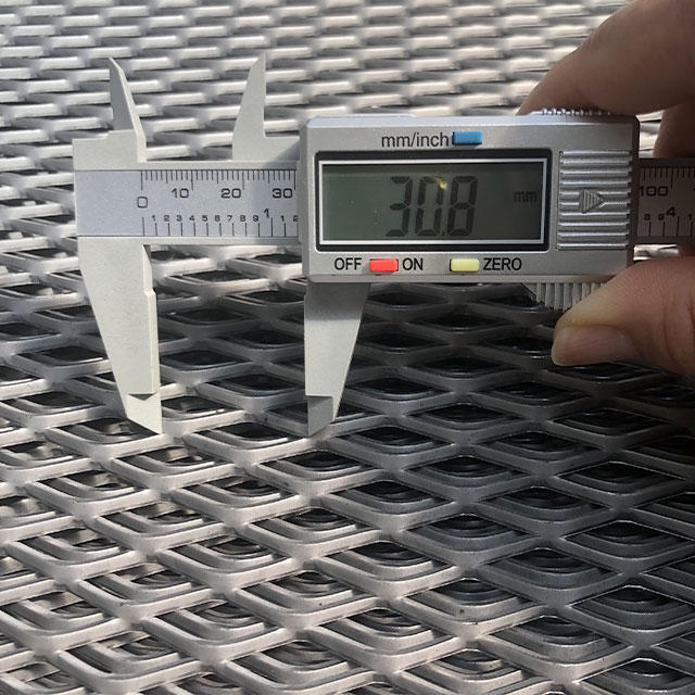 Un micrómetro se utiliza para probar el LWD de la malla metálica ampliada