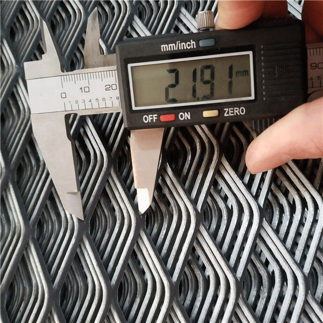 Un micrometro è usato per provare lo SWD della maglia metallica ampliata