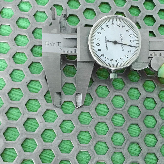 Un calibrador se utiliza para probar el diámetro de apertura del metal perforado