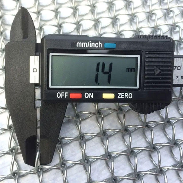 Un calibrador se utiliza para probar el diámetro de alambre de la malla arquitectónica del panal