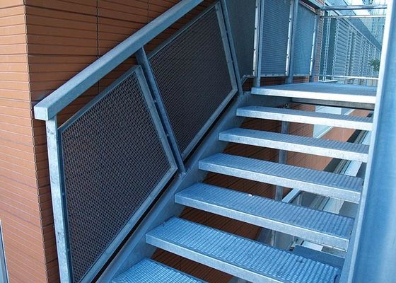 Streckmetall-Treppen-Schritt mit rutschfester und hoher Tragfähigkeit stellen große Sicherheit für die Fußgänger zur Verfügung, die auf Treppe gehen