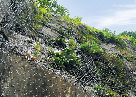 0.5m Lebar Perlindungan Terjatuh Batu Jaring Kawat Keamanan Di Pegunungan