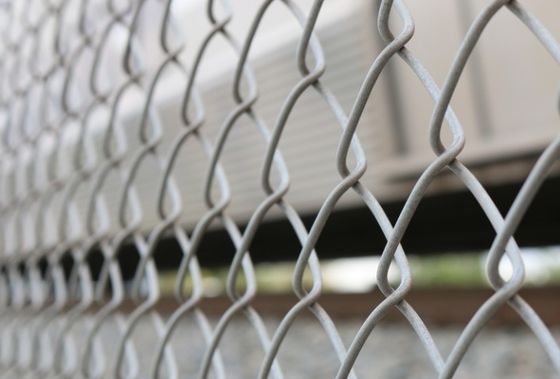 Hot Dip Galvanized Chain Link Fence การแก้ไขทางเศรษฐกิจสําหรับที่อยู่อาศัย