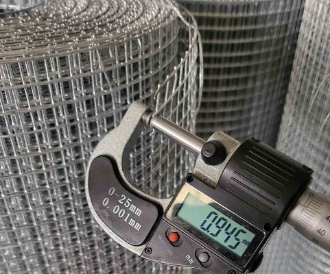 2.5-25cm Hole 1 2 Galvanized Welded Wire Mesh With 1mm-10mm Diameter 0.4-2m Width Range