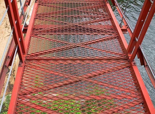 Expanded Metal Walkway – Rigid , Anti Skid and Safe For Construction ...